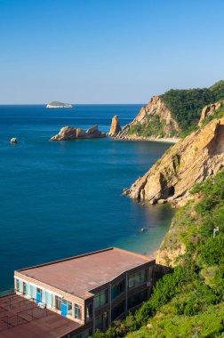 Yaz sonunda Dalian Golden Stone Ulusal Geopark ve Sahil Yolu manzarası
