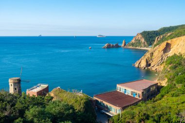 Yaz sonunda Dalian Golden Stone Ulusal Geopark ve Sahil Yolu manzarası
