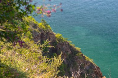 Yaz sonunda Dalian Golden Stone Ulusal Geopark ve Sahil Yolu manzarası