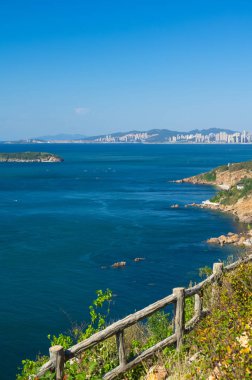 Yaz sonunda Dalian Golden Stone Ulusal Geopark ve Sahil Yolu manzarası