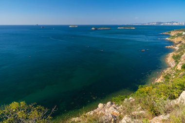 Yaz sonunda Dalian Golden Stone Ulusal Geopark ve Sahil Yolu manzarası