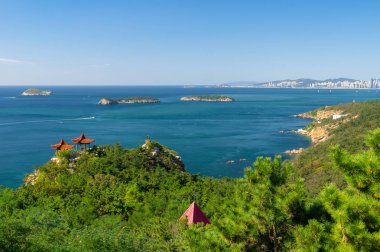 Yaz sonunda Dalian Golden Stone Ulusal Geopark ve Sahil Yolu manzarası