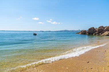 Yaz sonunda Dalian Golden Stone Ulusal Geopark ve Sahil Yolu manzarası
