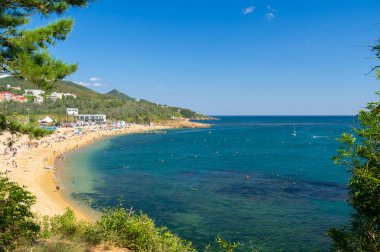 Yaz sonunda Dalian Golden Stone Ulusal Geopark ve Sahil Yolu manzarası