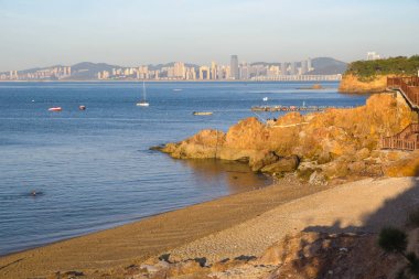 Yaz sonunda Dalian Golden Stone Ulusal Geopark ve Sahil Yolu manzarası