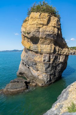 Yaz sonunda Dalian Golden Stone Ulusal Geopark ve Sahil Yolu manzarası