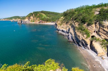 Yaz sonunda Dalian Golden Stone Ulusal Geopark ve Sahil Yolu manzarası