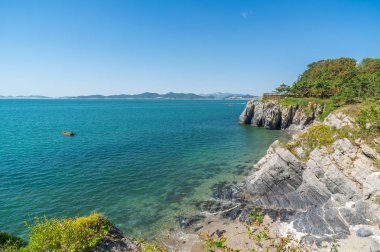 Yaz sonunda Dalian Golden Stone Ulusal Geopark ve Sahil Yolu manzarası