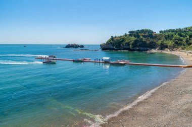 Yaz sonunda Dalian Golden Stone Ulusal Geopark ve Sahil Yolu manzarası