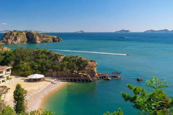 Yaz sonunda Dalian Golden Stone Ulusal Geopark ve Sahil Yolu manzarası