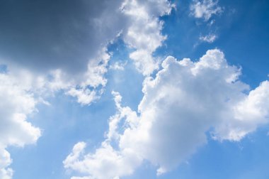 Yazın güzel gökyüzü ve bulutlar