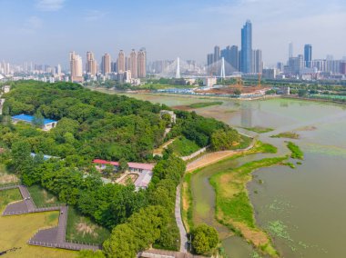 İlkbaharda Moon Lake Park üzerinde Aerial View, Wuhan, Hubei, Çin