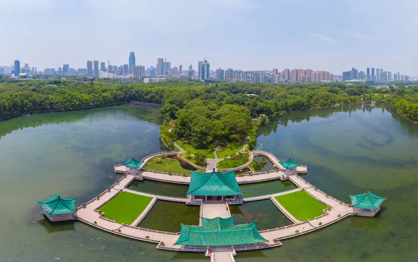 Yaz aylarında Wuhan East Lake Scenic Spot manzara