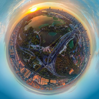 Wuhan şehir gün batımı ve yaz aylarında gece hava fotoğrafçılığı sahne