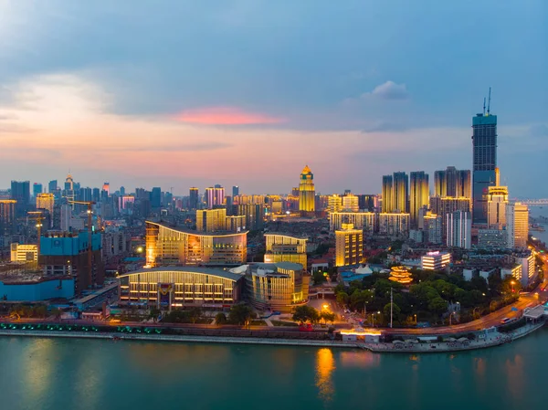 Wuhan şehir gün batımı ve yaz aylarında gece hava fotoğrafçılığı sahne