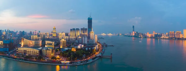 Wuhan şehir gün batımı ve yaz aylarında gece hava fotoğrafçılığı sahne
