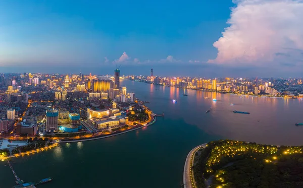 Wuhan şehir gün batımı ve yaz aylarında gece hava fotoğrafçılığı sahne