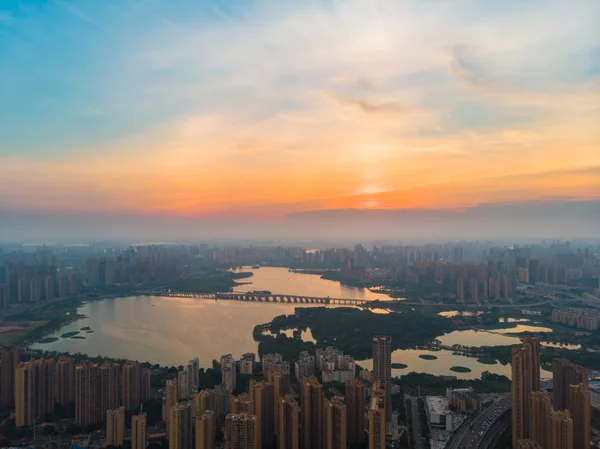 Wuhan şehir gün batımı ve yaz aylarında gece hava fotoğrafçılığı sahne