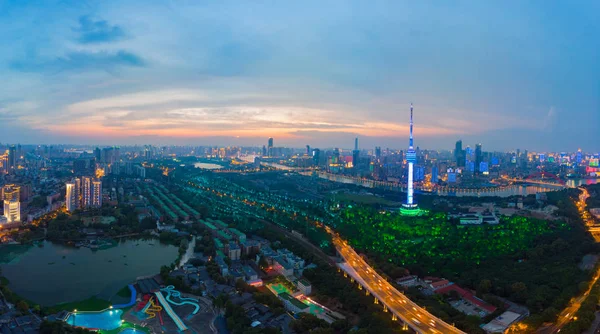 Wuhan şehir gün batımı ve yaz aylarında gece hava fotoğrafçılığı sahne