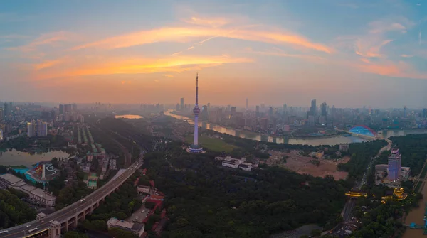 Wuhan Şehir Gün Batımı Yaz Aylarında Gece Hava Fotoğrafçılığı Sahne — Stok fotoğraf