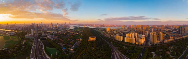 武漢市の夕日と夏の夜の航空写真風景 — ストック写真