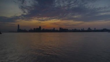 Şehir silueti ve yaz aylarında gündoğumu hızlandırılmış görüntüleri, Wuhan, Hubei, Çin