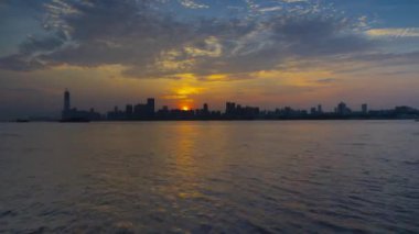 Şehir silueti ve yaz aylarında gündoğumu hızlandırılmış görüntüleri, Wuhan, Hubei, Çin