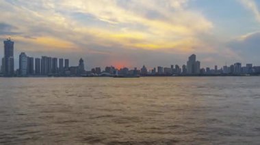 Şehir silüeti ve yaz aylarında gün batımı hızlandırılmış görüntüleri, Wuhan, Hubei, Çin