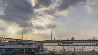 Yaz aylarında şehir silueti sahne hızlandırılmış görüntüleri, Wuhan, Hubei, Çin