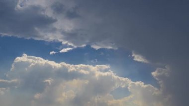 Yaz aylarında gökyüzü ve bulutların hızlandırılmış görüntüleri