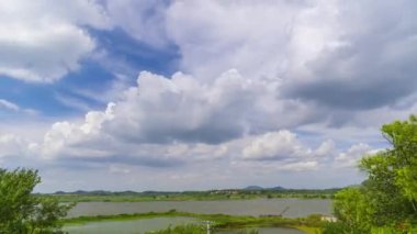 Yaz aylarında gökyüzü ve bulutların hızlandırılmış görüntüleri