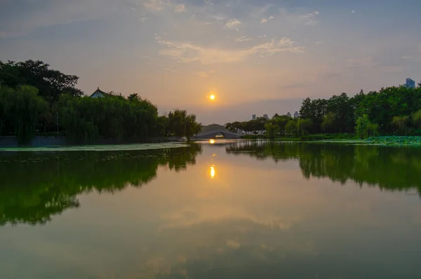 武汉城市日落和夏季的天际线风景 — 图库照片