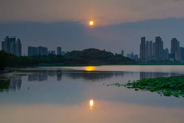 Wuhan Stadt Sonnenuntergang Und Nacht Skyline Landschaft Sommer — Stockfoto
