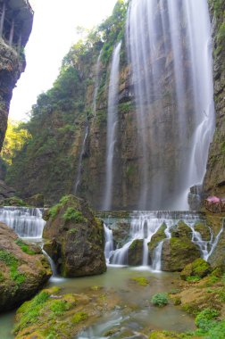 Yichang, Hubei'deki Üç Boğaz Şelalesi'nin yaz manzarası