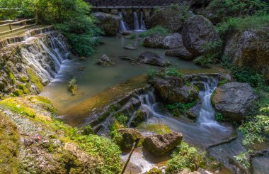 Yichang, Hubei'deki Üç Boğaz Şelalesi'nin yaz manzarası