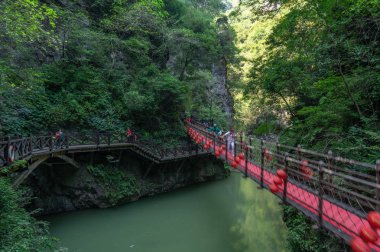 Yichang, Hubei'deki Üç Boğaz Şelalesi'nin yaz manzarası