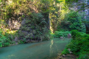 Yichang, Hubei'deki Üç Boğaz Şelalesi'nin yaz manzarası