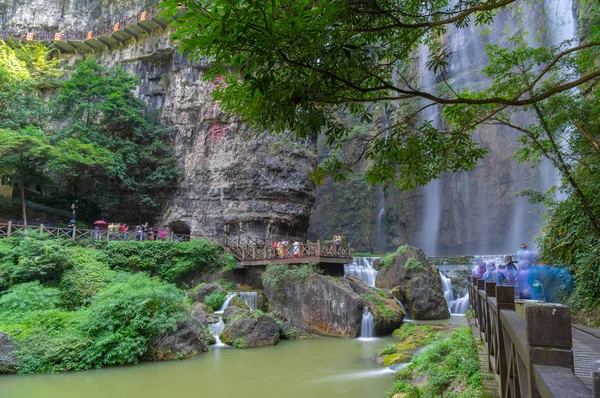 Yichang, Hubei'deki Üç Boğaz Şelalesi'nin yaz manzarası