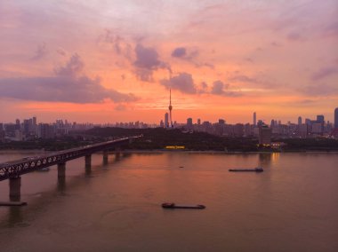 Şehir gün batımı ve gece hava fotoğrafçılığı Yazın Wuhan, Hubei, Çin
