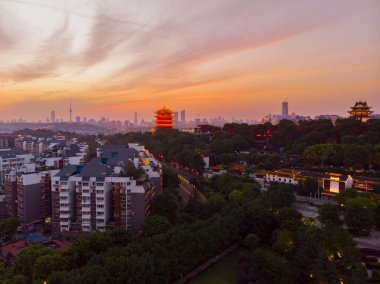 Şehir gün batımı ve gece hava fotoğrafçılığı Yazın Wuhan, Hubei, Çin