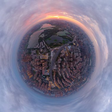 Şehir gün batımı ve gece hava fotoğrafçılığı Yazın Wuhan, Hubei, Çin