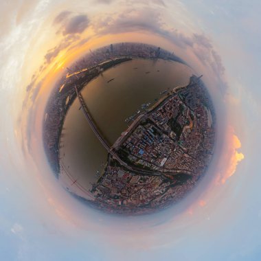 Şehir gün batımı ve gece hava fotoğrafçılığı Yazın Wuhan, Hubei, Çin