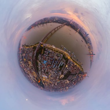 Şehir gün batımı ve gece hava fotoğrafçılığı Yazın Wuhan, Hubei, Çin