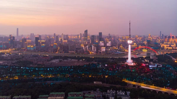 湖北省武汉夏季城市日落与夜间航拍风景 — 图库照片