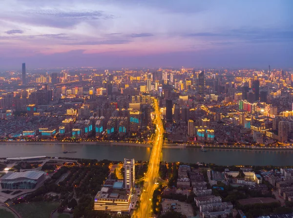 湖北省武汉夏季城市日落与夜间航拍风景 — 图库照片