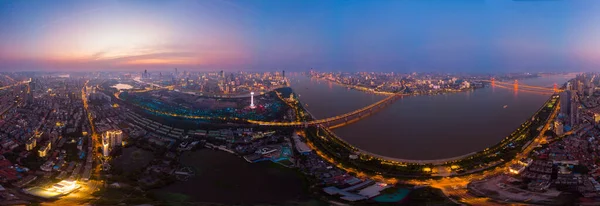 夏の都市の日没と夜の航空写真の風景 湖北省 — ストック写真