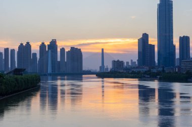 Hubei Wuhan yaz şehri gökyüzü manzarası
