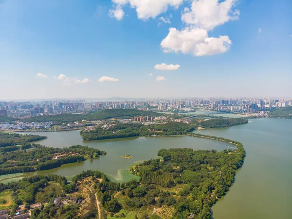 湖北省の東湖観光景勝地の夏の風景 — ストック写真