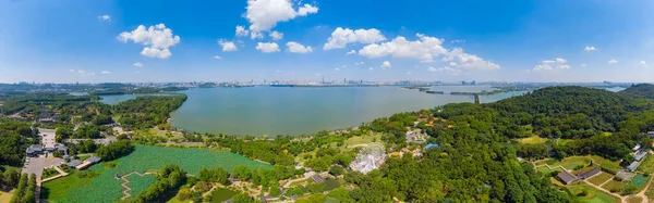 湖北省の東湖観光景勝地の夏の風景 — ストック写真