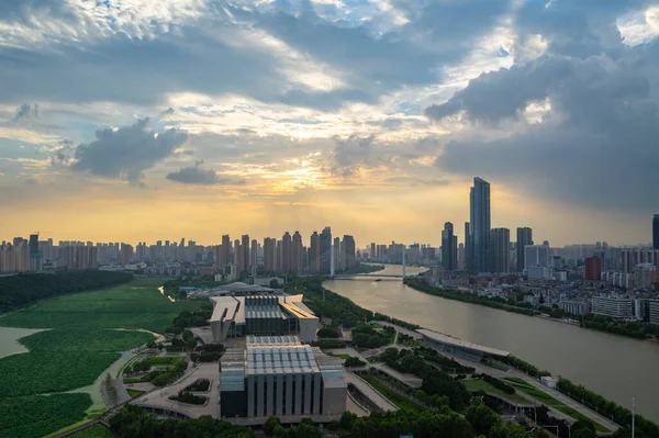 Hubei Wuhan Sommar Stad Skyline Landskap — Stockfoto